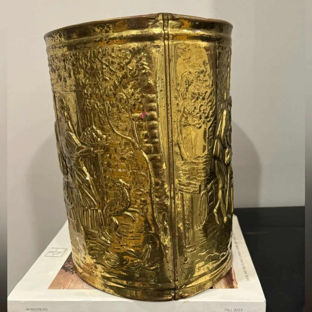 Midcentry Oval Hammered Brass Planter/Container